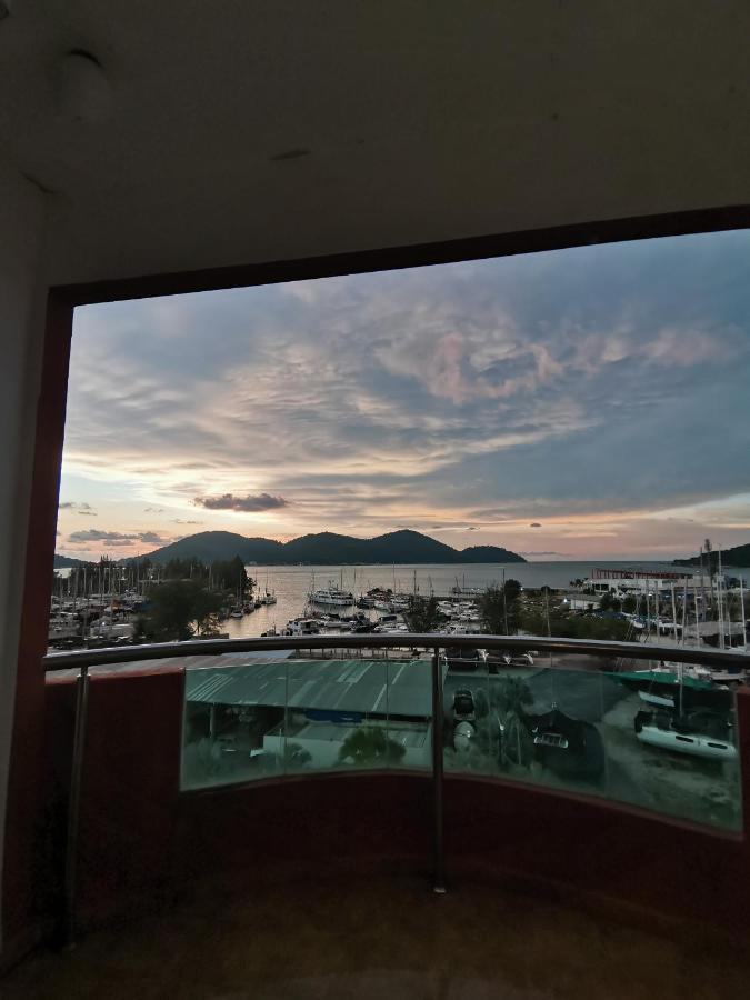 Spacious & Homey Apartment At Marina Island By Jomy Homestay Lumut Exterior photo